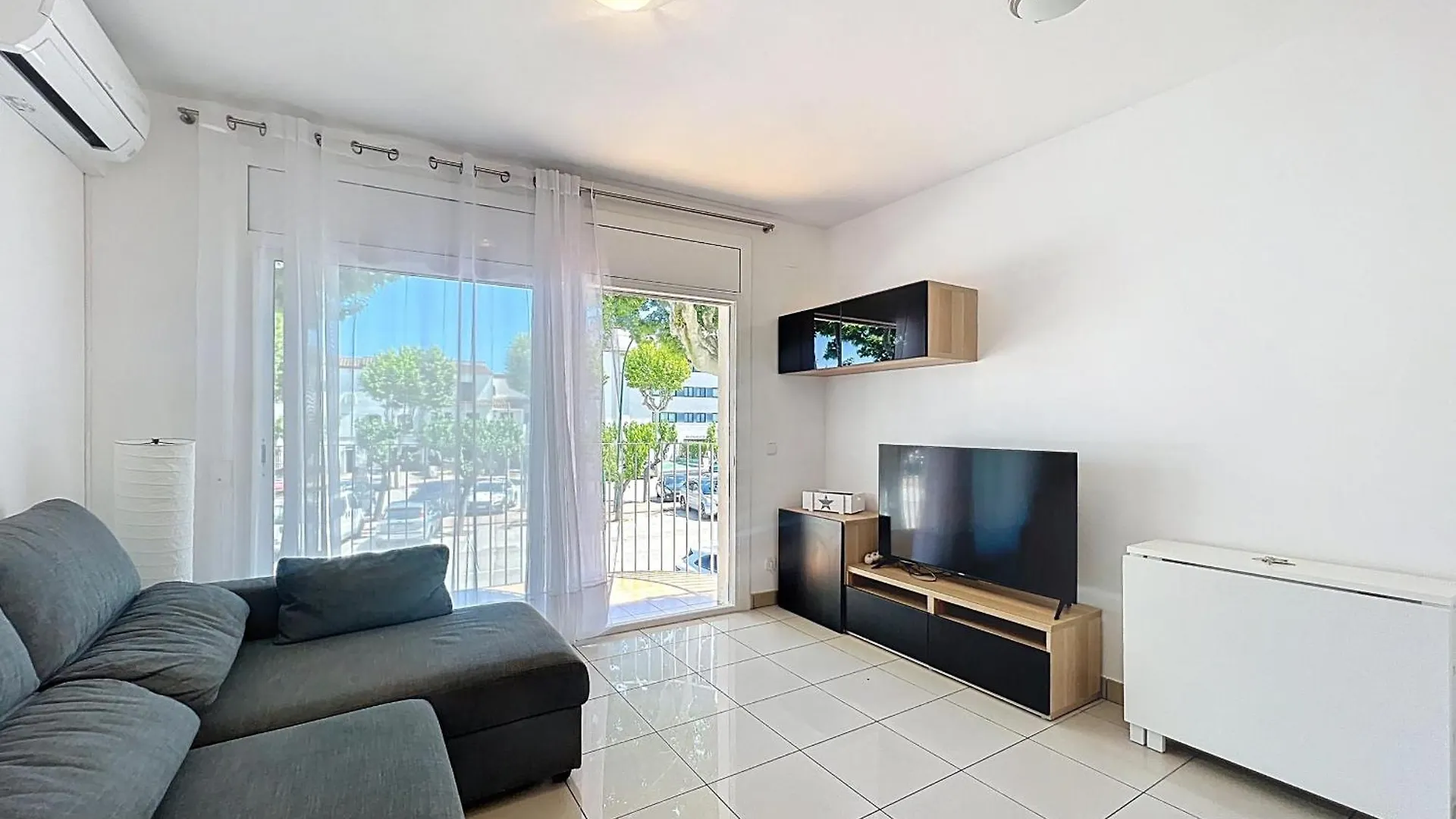 Daire Poblat Tipic Piso Un Dormitorio Y Terraza Empuriabrava